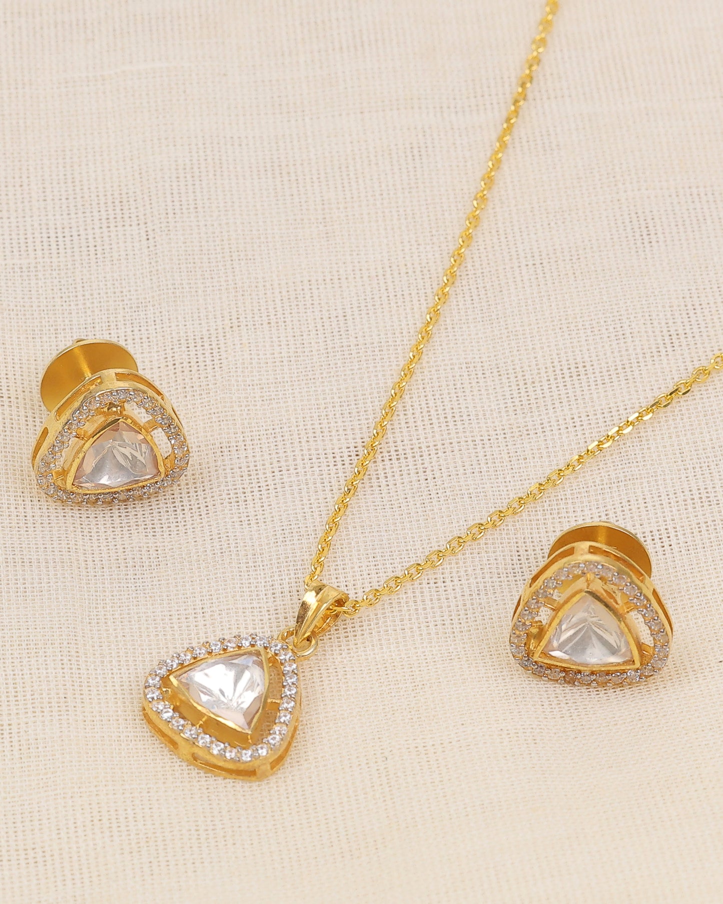 Ishya Pendant Set